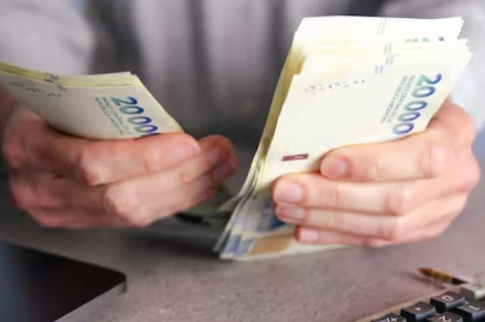 manos jubiladas contando dinero